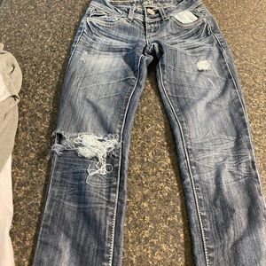 Size zero and the brand is almost famous and they fit great.